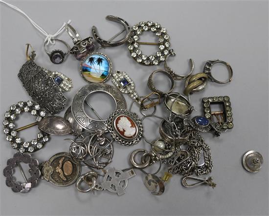 A quantity of silver and other jewellery.